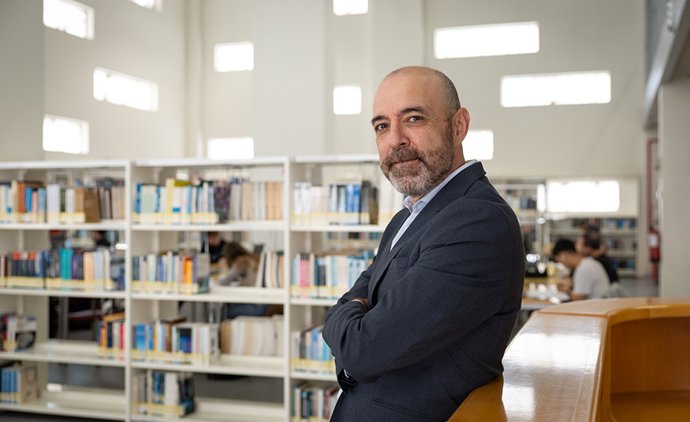 Javier Arévalo Royo, nuevo doctor por la UPNA, fotografiado en la Biblioteca del campus de Tudela.
