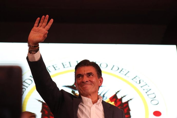 19 de outubro de 2025, La Paz, La Paz, Bolívia: O senador de centro-direita e candidato presidencial do Partido Democrata Cristão (PDC), Rodrigo Paz, comemora sua vitória preliminar no segundo turno das eleições presidenciais da Bolívia: 1046869788, Licen