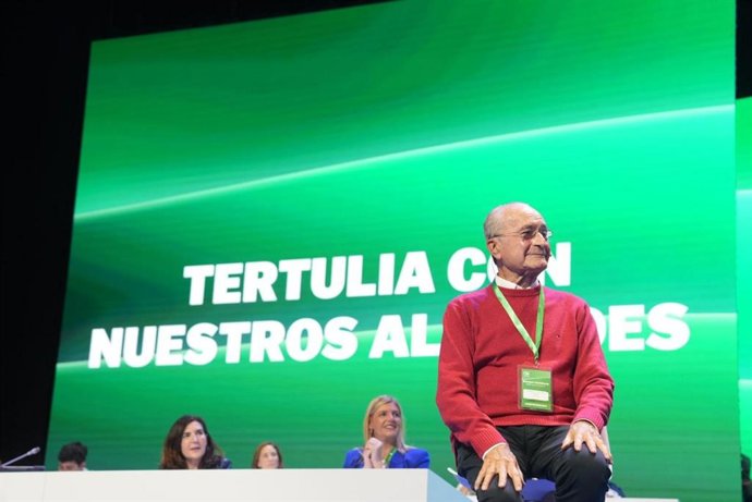 El alcalde de Málaga, Francisco de la Torre, interviene en el foro de alcaldes durante el XVII Congreso Autonómico del PP andaluz.