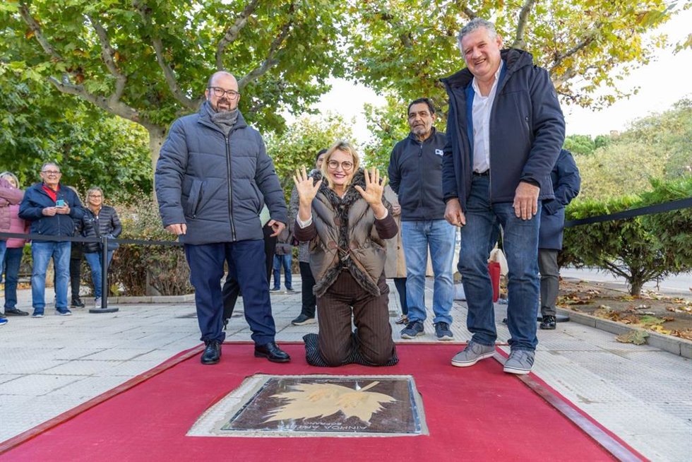 La soprano tolosarra junto al alcalde de Cariñena, Sergio Ortiz, y el presidente de la DO Cariñena, Antonio Serrano, en el Paseo de las Estrellas de la localidad zaragozana.
