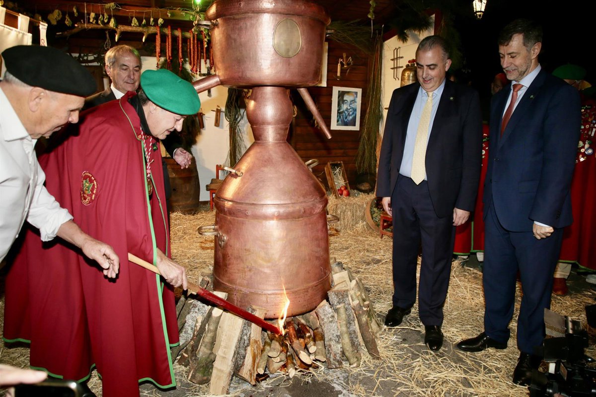 El periodista Ribagorda, proclamado Orujero Mayor de la Fiesta del Orujo de Potes, enciende la alquitara