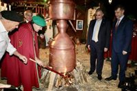 El periodista Ribagorda, proclamado Orujero Mayor de la Fiesta del Orujo de Potes, enciende la alquitara