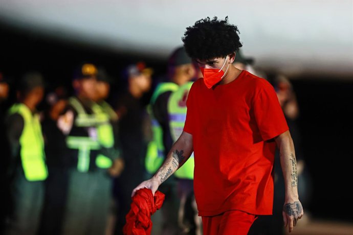 Archivo - 28 March 2025, Venezuela, Maiquetia: A Venezuelan deported from the USA arrives at Simon Bolivar International Airport. The repatriations are part of an agreement signed by the US and Venezuelan governments in January this year, while the Trump 