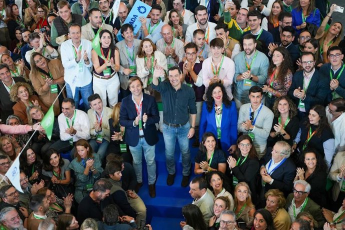 Juanma Moreno ha sido reelegido este sábado en el 17 Congreso Regional del PP-A celebrado en Sevilla como presidente del partido, con un respaldo del 99,95 por ciento de los votos