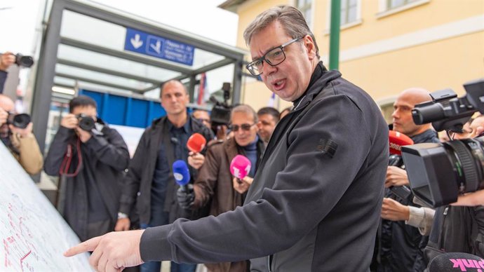 Archivo - SUBOTICA(SERBIA), Oct. 3, 2025  -- Serbian President Aleksandar Vucic looks at a display board of the Hungary-Serbia high-speed railway in Subotica, Serbia, Oct. 3, 2025. Serbian President Aleksandar Vucic on Friday inaugurated the Novi Sad-Subo