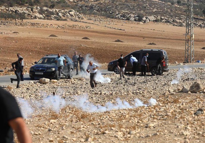 El ejército israelí interviene con gases lacrimógenos y bombas sónicas contra agricultores palestinos en Hebrón, en el territorio palestino de Cisjordania (archivo)