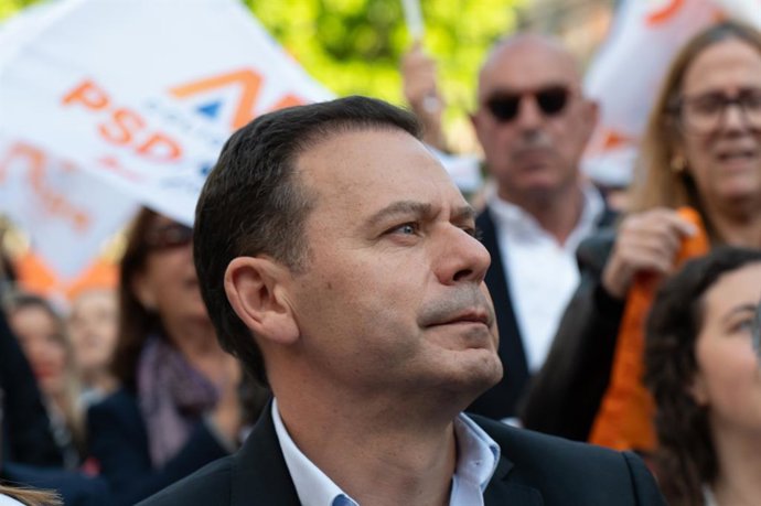 Archivo - May 15, 2025, Harbor, Portugal: Porto/(pt), 05/15/2025- politics/ luis monteiro/elections/legislative-2025/psd/cds- luis montenegro candidate for the legislative assembly of portugal, during a rally held in the electoral campaign in the city of 