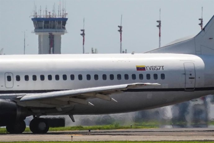 Archivo - Arquivo - 18 de julho de 2025, San Salvador, El Salvador: Vista de um avião transportando migrantes venezuelanos que foram presos no Centro de Confinamento de Terrorismo de El Salvador (CECOT) enquanto se prepara para partir para a Venezuela no 