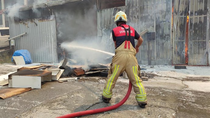 Archivo - August 16, 2024, °Zmir, Türkiye: A forest fire in Turkey's western coastal province of Izmir, fanned by strong winds, is near residential areas, forcing some people to be evacuated, the local governor said on Friday, as firefighters also tried t