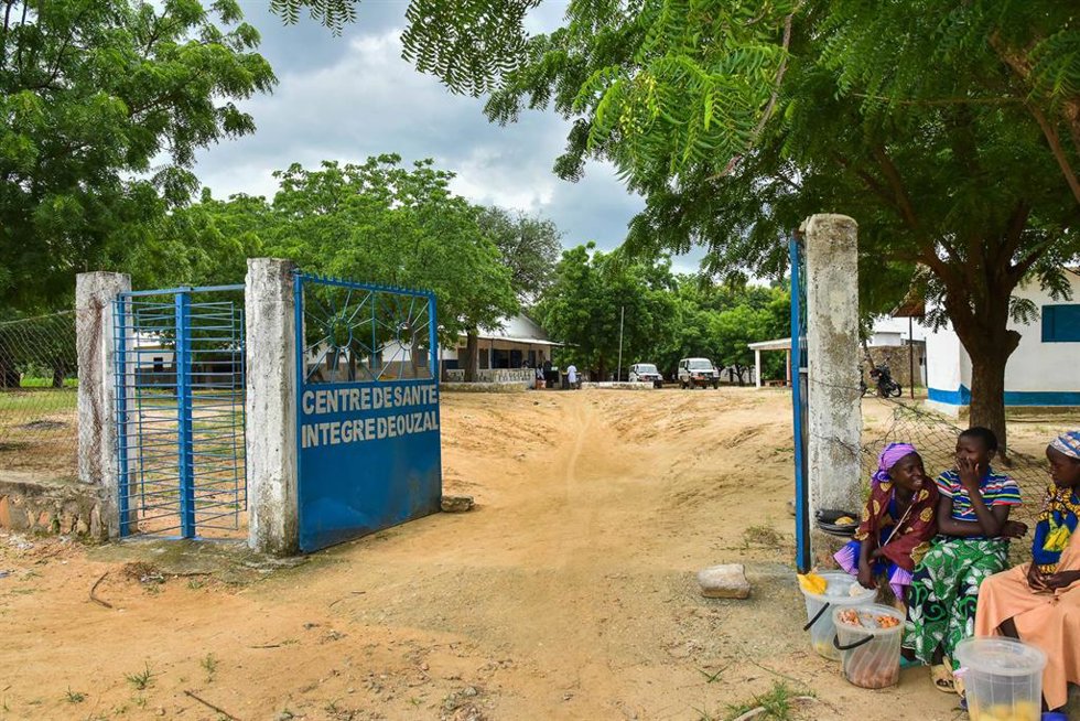 Archivo - Imagen de archivo de la entrada principal a un centro de salud en Ouzal, en la región Extremo Norte de Camerún