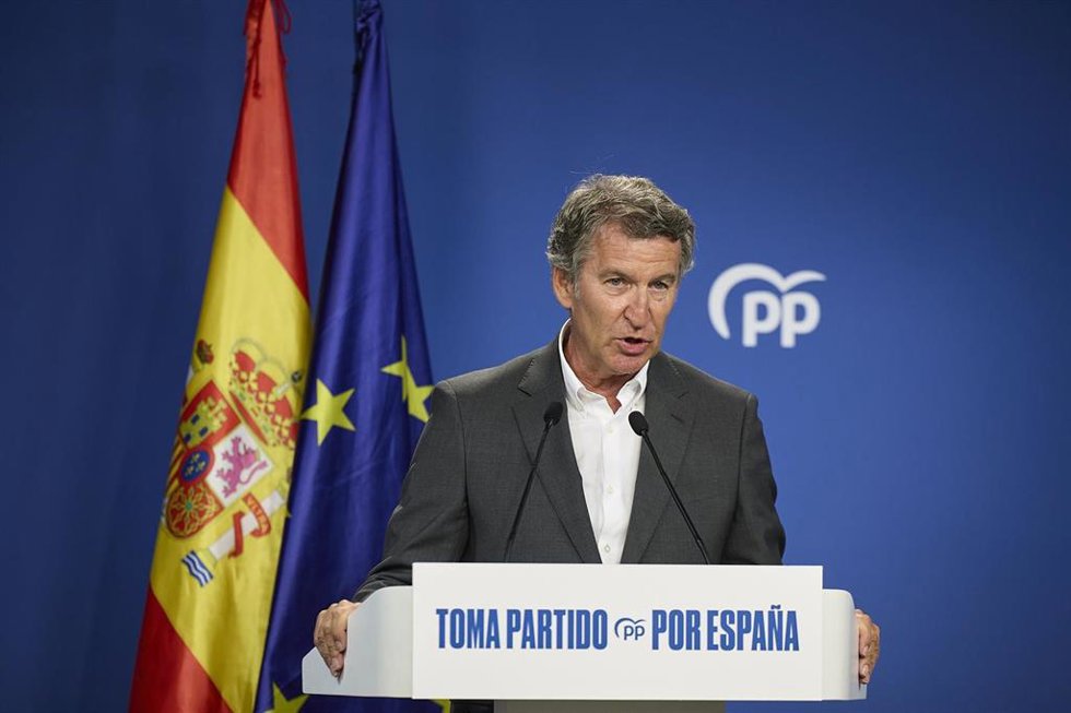 Archivo - El presidente del PP, Alberto Núñez Feijóo, durante una rueda de prensa