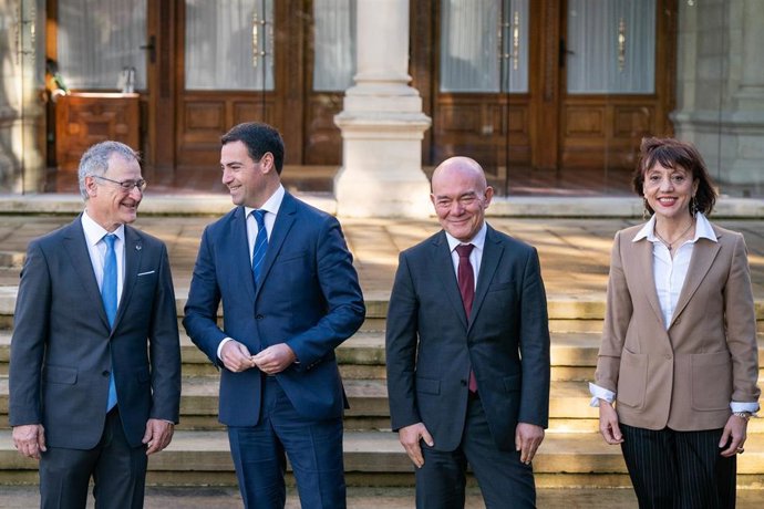 Archivo - El rector de la Universidad del País Vasco, Joxerramon Bengoetxea, el lehendakari, Imanol Pradales, el consejero de Ciencia, Universidades e Innovación del Gobierno Vasco, Juan Ignacio Pérez Iglesias, y la rectora saliente de la UPV/EHU, Eva Fer