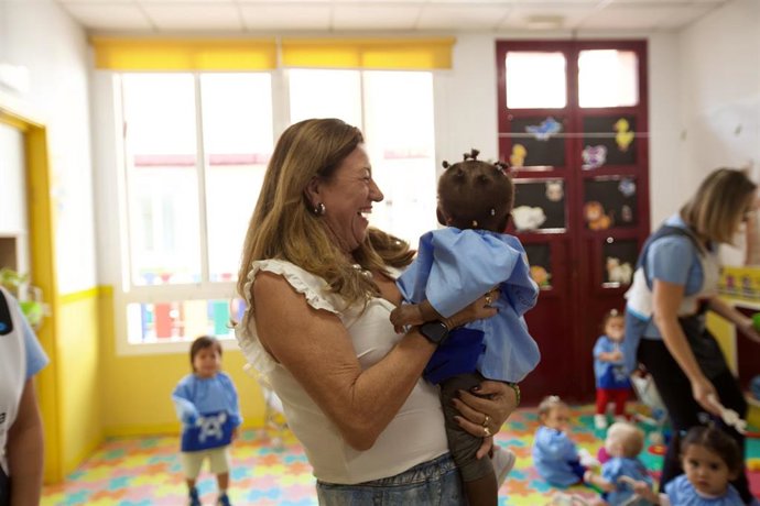 Archivo - La consejera de Desarrollo Educativo y Formación Profesional, María del Carmen Castillo, durante la visita en la pedanía de San Juan de los Terreros el colegio público rural San Miguel en Pulpí. A 23 de septiembre de 2025 en Almería (Andalucía, 