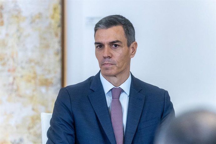 El presidente del Gobierno, Pedro Sánchez, preside con S.M. el Sultán de Omán, Haitham Bin Tarik, el acto de firma de acuerdos entre el Gobierno de España y el Gobierno del Sultanato de Omán, en el Palacio de la Moncloa, a 5 de noviembre de 2025, en Madri