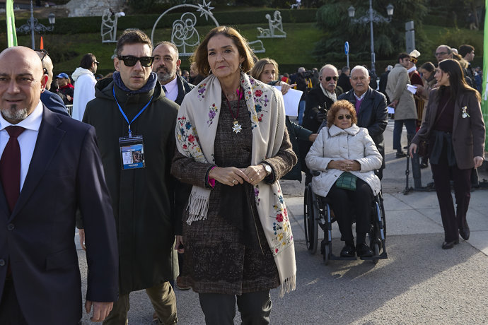 La portavoz del PSOE en el Ayuntamiento de Madrid, Reyes Maroto (c), antes de la Misa Mayor de la Virgen de la Almudena, en la plaza de la Almudena, a 9 de noviembre de 2025, en Madrid (España).
