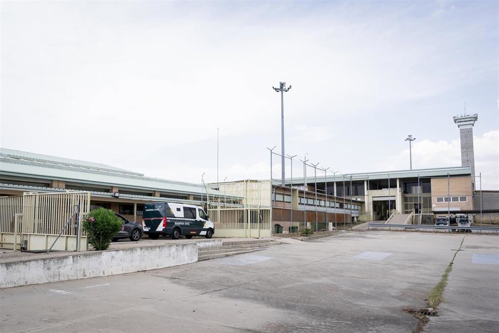 Archivo - El furgón policial en el que va el exsecretario de organización del PSOE Santos Cerdán a su llegada a la cárcel de Soto del Real después de que el Tribunal Supremo ordenara prisión preventiva y sin fianza, a 30 de junio de 2025, en Soto del Re