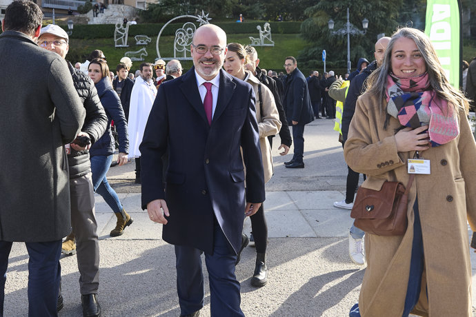 El Delegado del Gobierno en la Comunidad de Madrid, Francisco Martín Aguirre (c), antes de la Misa Mayor de la Virgen de la Almudena, en la plaza de la Almudena, a 9 de noviembre de 2025, en Madrid (España).