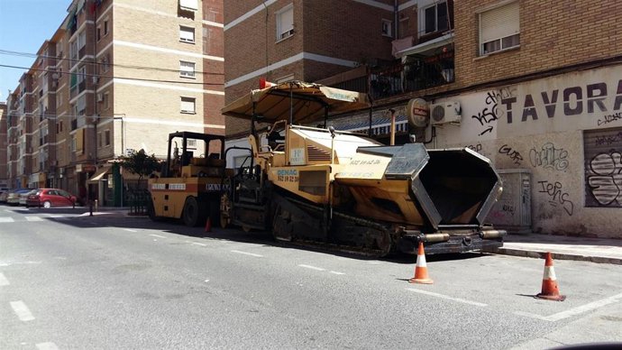 Archivo - Imagen de archivo de maquinaria de asfaltado en Málaga.