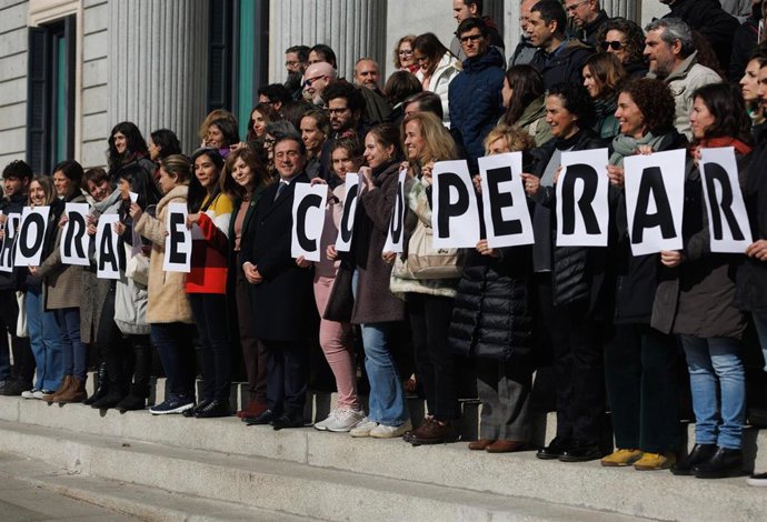 Archivo - El ministro de Asuntos Exteriores, Unión Europea y Cooperación, José Manuel Albares, con representantes de ONG y diputados tras la aprobación de la Ley de Cooperación para el Desarrollo Sostenible en febrero de 2023