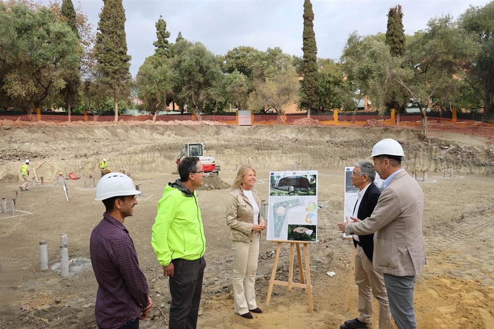 Ángeles Muñoz ha visitado las intervenciones que se encuentran en la actualidad en la fase de construcción de los encepados que darán soporte a la estructura del edificio.