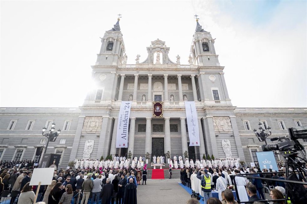 Archivo - Vista general de la Misa Mayor de la Virgen de la Almudena, en la plaza de la Almudena, a 9 de noviembre de 2024, en Madrid (España). La fiesta, celebrada este año bajo el lema Madre, juntos en esperanza, homenajea a la patrona de la ciudad.