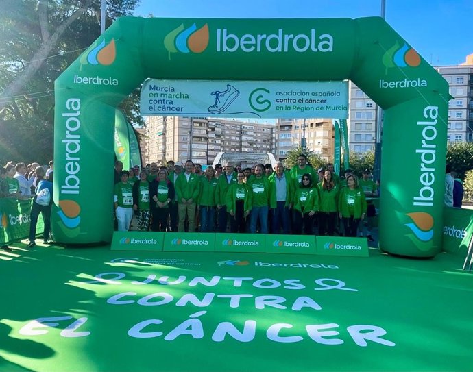 En la carrera, organizada por la Asociación Española Contra el Cáncer (AECC) de la Región de Murcia, el consejero de Salud, Juan José Pedreño, dio el pistoletazo de salida