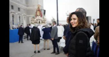 Ayuso abandona en ambulancia la misa de la Almudena por una "leve indisposición"
