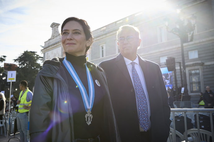 La presidenta de la Comunidad de Madrid, Isabel Díaz Ayuso, antes de la Misa Mayor de la Virgen de la Almudena, en la plaza de la Almudena, a 9 de noviembre de 2025, en Madrid (España).
