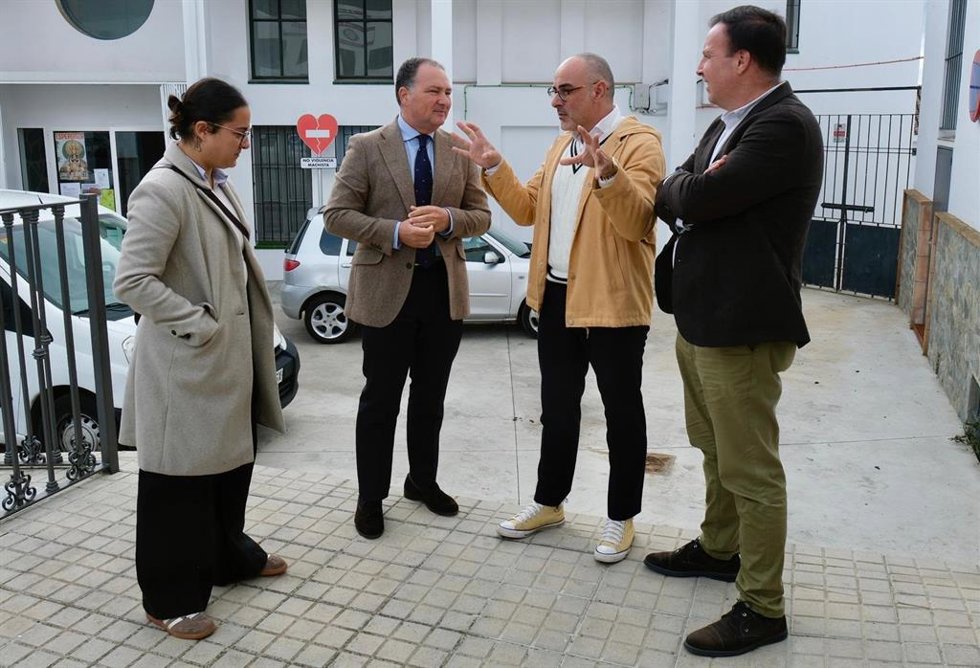 El presidente de la Diputación, David Toscano, ha visitado la localidad, acompañado por el alcalde en funciones, José Manuel Delgado, para conocer sobre el terreno los proyectos que se ejecutan con apoyo provincial.