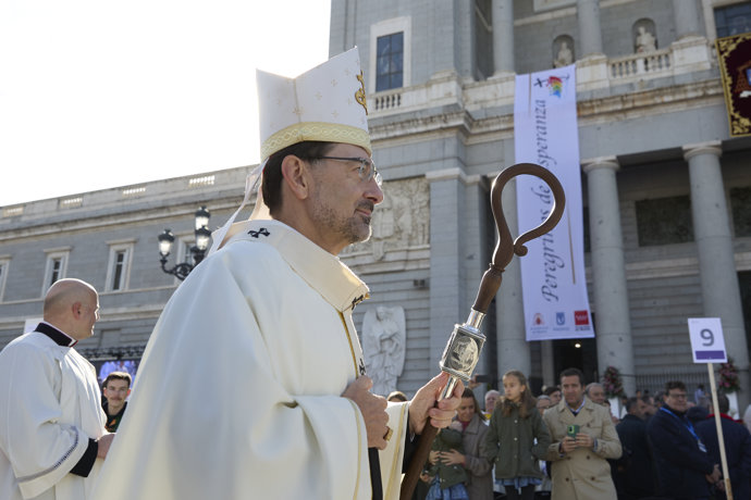 Procesión antes de la Misa Mayor de la Virgen de la Almudena, en la plaza de la Almudena, a 9 de noviembre de 2025, en Madrid (España). La fiesta, celebrada este año bajo el lema ‘Peregrinos de Esperanza’, homenajea a la patrona de la ciudad.