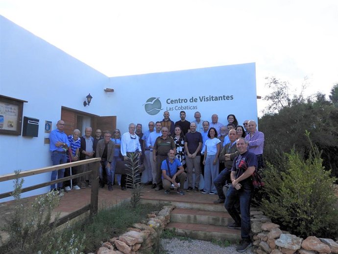 La secretaria autonómica de Energía, Sostenibilidad y Acción Climática, María Cruz Ferreira, junto a los integrantes de la Junta Rectora del Parque Regional de Calblanque.