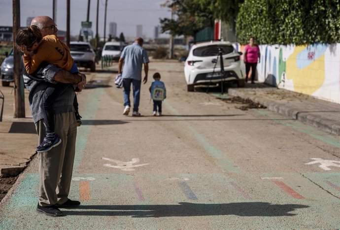 Archivo - Varios niños salen del colegio CEIP Castellar Oliveral tras la reanudación de las clases, a 5 de noviembre de 2024, en Valencia