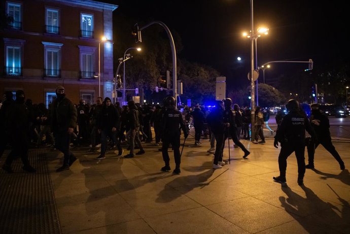 Vários policiais da Polícia Nacional durante uma manifestação nacionalista em 8 de novembro de 2025 em Madri (Espanha). A marcha, convocada pelo Núcleo Nacional no âmbito do Novembro Nacional 2025, começou na Plaza de Muril