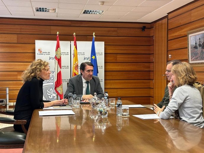 El Consejero De Medio Ambiente, Vivienda Y Ordenación Del Territorio, Juan Carlos Suárez-Quiñones, La Directora General De Vivienda, Arquitectura, Ordenación Del Territorio Y Urbanismo, María Pardo,  Con Representantes Vecinales  De  Arroyovereda