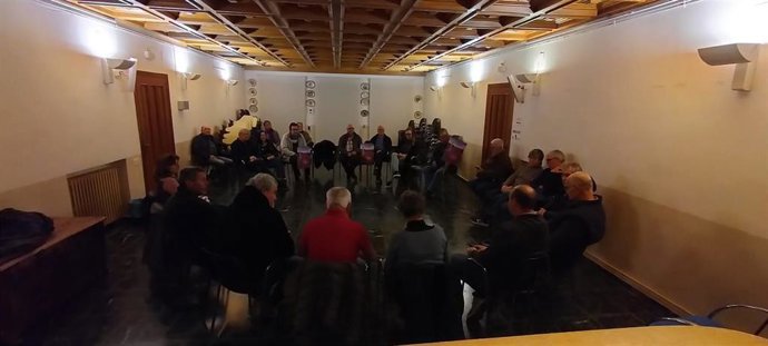 Reunión de los vecinos de Ardisa, Losanglis, Ayerbe y Biscarrués para decidir las medidas de protesta de cara aa reclamar la reparación de la A-125