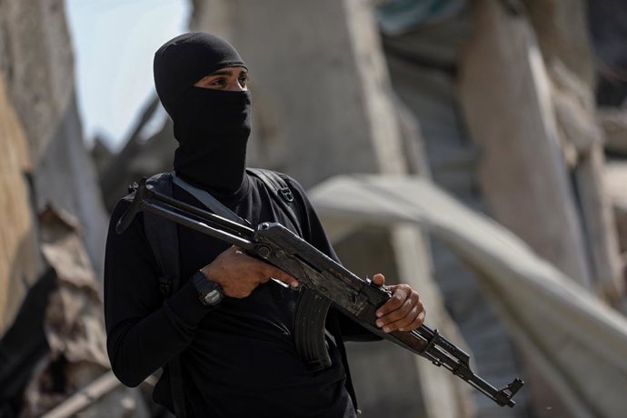 November 3, 2025, Gaza City, Gaza Strip, Palestinian Territory: Heavy machinery belonging to Egypt continues search operations for the bodies of Israeli hostages along Baghdad Street in the Shujaiya neighborhood under the supervision of the International 