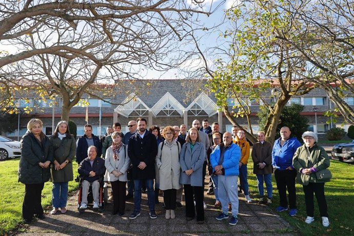 Miembros del PP de Asturias, con el presidente Álvaro Queipo, frente al Hospital de Jarrio.