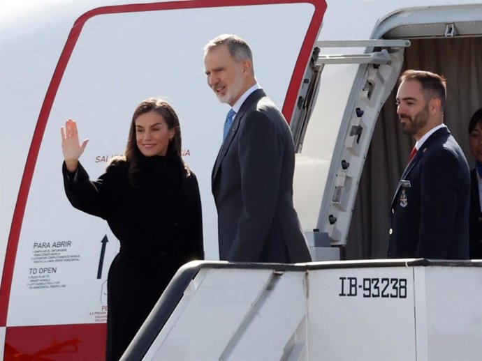 El Rey Felipe y la Reina Letizia durante la despedida oficiada en el Pabellón de Estado de la Terminal T-4, en el Aeropuerto Adolfo Suárez Madrid-Barajas, a 9 de noviembre de 2025, en Madrid (España).