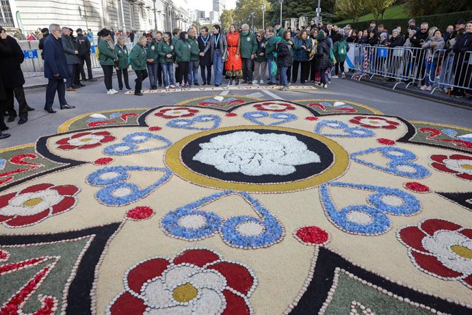 Alfombra floral elaborada por la Asociación de Alfombristas Do Corpus Christi de Ponteareas (Pontevedra) para la Almudena