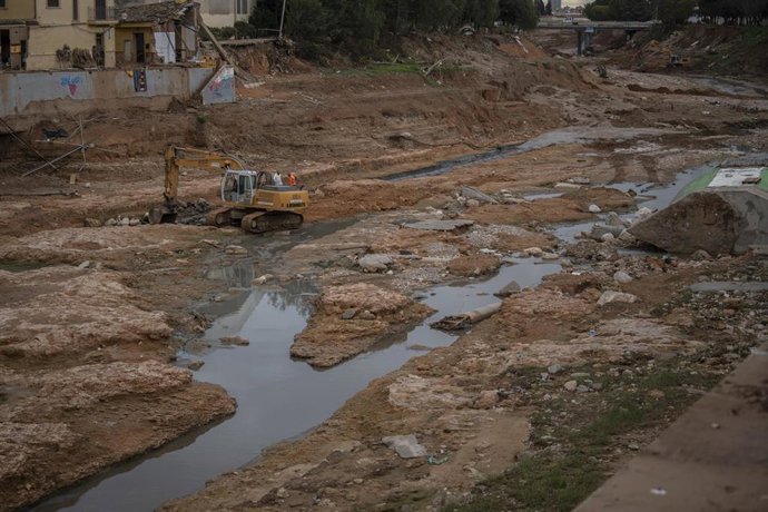 Archivo - Una máquina trabaja en las labores de limpieza y desescombro en el barranco del Poyo, a 4 de diciembre de 2024, en Picanya, Valencia