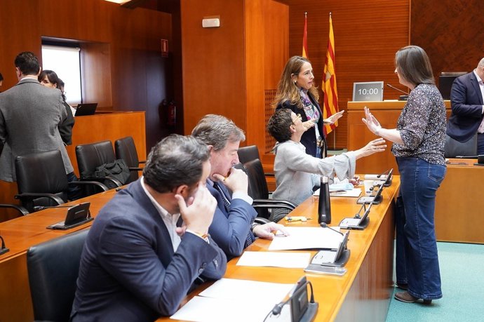 Parlamentarios de diferentes grupos durante un receso de la Comisión Institucional y de Desarrollo Estatutario de las Cortes de Aragón.