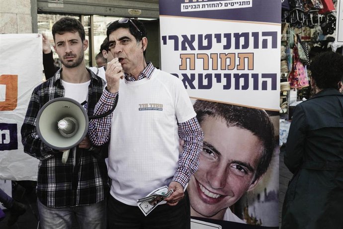 Archivo - Concentración de los familiares del oficial israelí, Hadar Goldin, caído en combate en agosto de 2014 y desde entonces retenido en la Franja de Gaza.