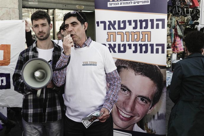 Archivo - 4 de janeiro de 2019 - Jerusalém, Israel - O pai enlutado, SIMCHA GOLDIN, fala aos apoiadores enquanto está diante de um pôster de seu filho, o tenente da IDF Hadar Goldin, MIA, supostamente morto durante a Operação Margem Protetora da IDF em 20