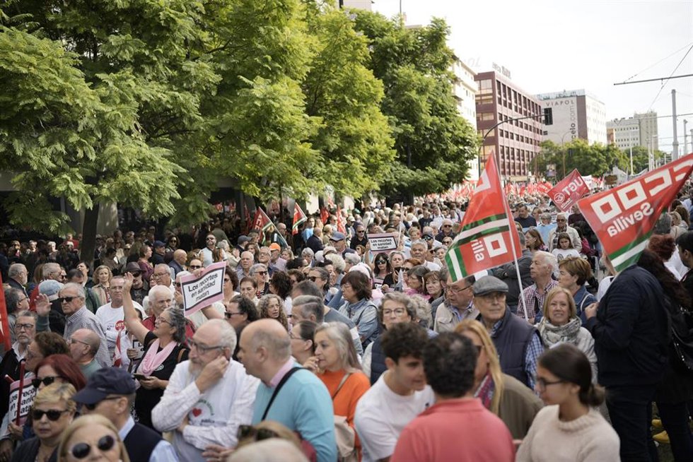 Imagen de personas manifestándose este domingo, 9 de noviembre, en Sevilla por la concentración convocada por Marea Blanca, UGT y CCOO en las ocho provincias andaluzas bajo el lema 'En defensa de nuestra Sanidad Pública'.