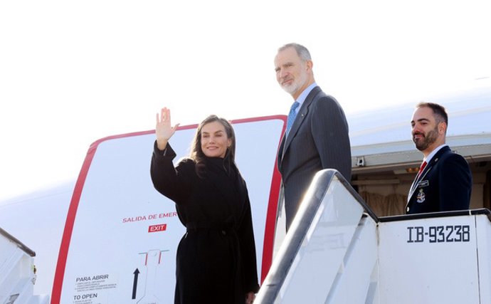 El Rey Felipe VI y Doña Letizia se despiden al acceder al avión que les llevará a la República Popular de China.