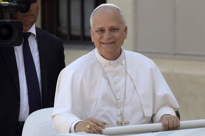 Archivo - El Papa León XIV durante la canonización de Carlo Acutis, en la Plaza de San Pedro del Vaticano, a 7 de septiembre de 2025, en Roma (Italia). El Papa León XIV canoniza a Carlos Acutis, el conocido como ‘influencer’ de Dios y que se convierte en 