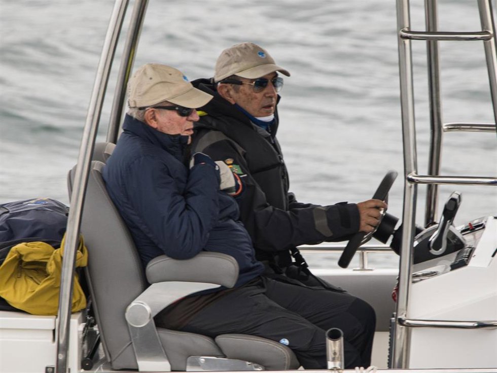 El Rey emérito Juan Carlos I participa en la segunda jornada de las regatas en el Club Naútico de Sanxenxo, a 9 de noviembre de 2025, en Sanxenxo, Pontevedra, Galicia (España).