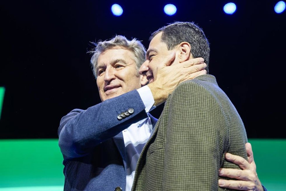 El presidente del PP, Albero Nuñez Feijoo, (i) junto al presidente de la Junta de Andalucía, Juanma Moreno, (d) interviene durante el congreso del PP-A. A 9 de noviembre de 2025. Tercera, y última, jornada del XVII Congreso del PP-A, que incluye la inte