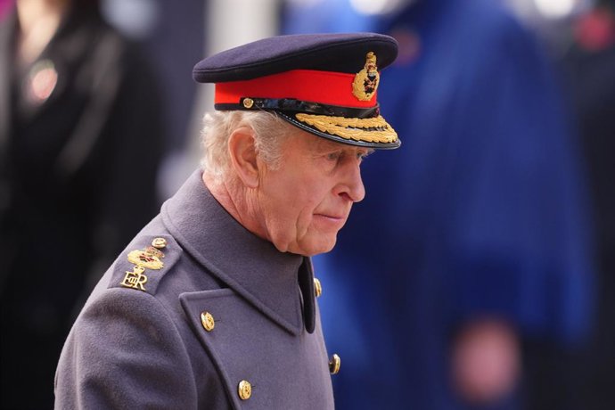 09 de novembro de 2025, Reino Unido, Londres: O Rei Carlos III da Grã-Bretanha, seguido pelo Príncipe de Gales (à esquerda), durante o culto do Remembrance Sunday no Cenotaph, em Londres. Foto: James Manning/PA Wire/dpa