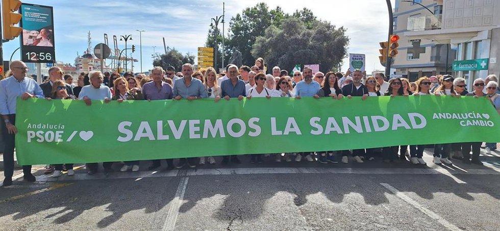 El secretario general del PSOE de Málaga y cargos socialistas de toda la provincia han participado este domingo en la movilización convocada por Marea Blanca en defensa de la sanidad pública.